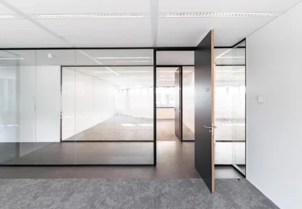 Moderne, lichte kantoorruimte aan de Grote Marktstraat met glazen wanden en openstaande deur naar kamer 3.03.